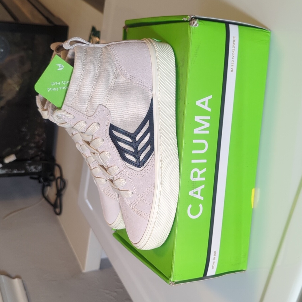 Cariuma (Off-white and Vintage White Suede) 5W